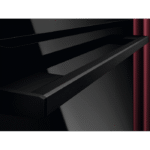 musta käepidemega ahi